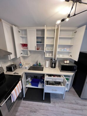 Kjøleskap, mikrobølgeovn, ovn og kokeplater