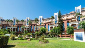 Un hotel con varias construcciones, cada una con balcones y una mezcla de estilos arquitectónicos.