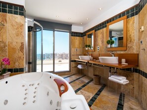 Douche, baignoire à jets, sèche-cheveux, serviettes fournies