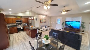 Interior - Luxury 800 ft" 1 bedroom Suite, Full Large Kitchen, King size bed, Free Laundry (Keaau)