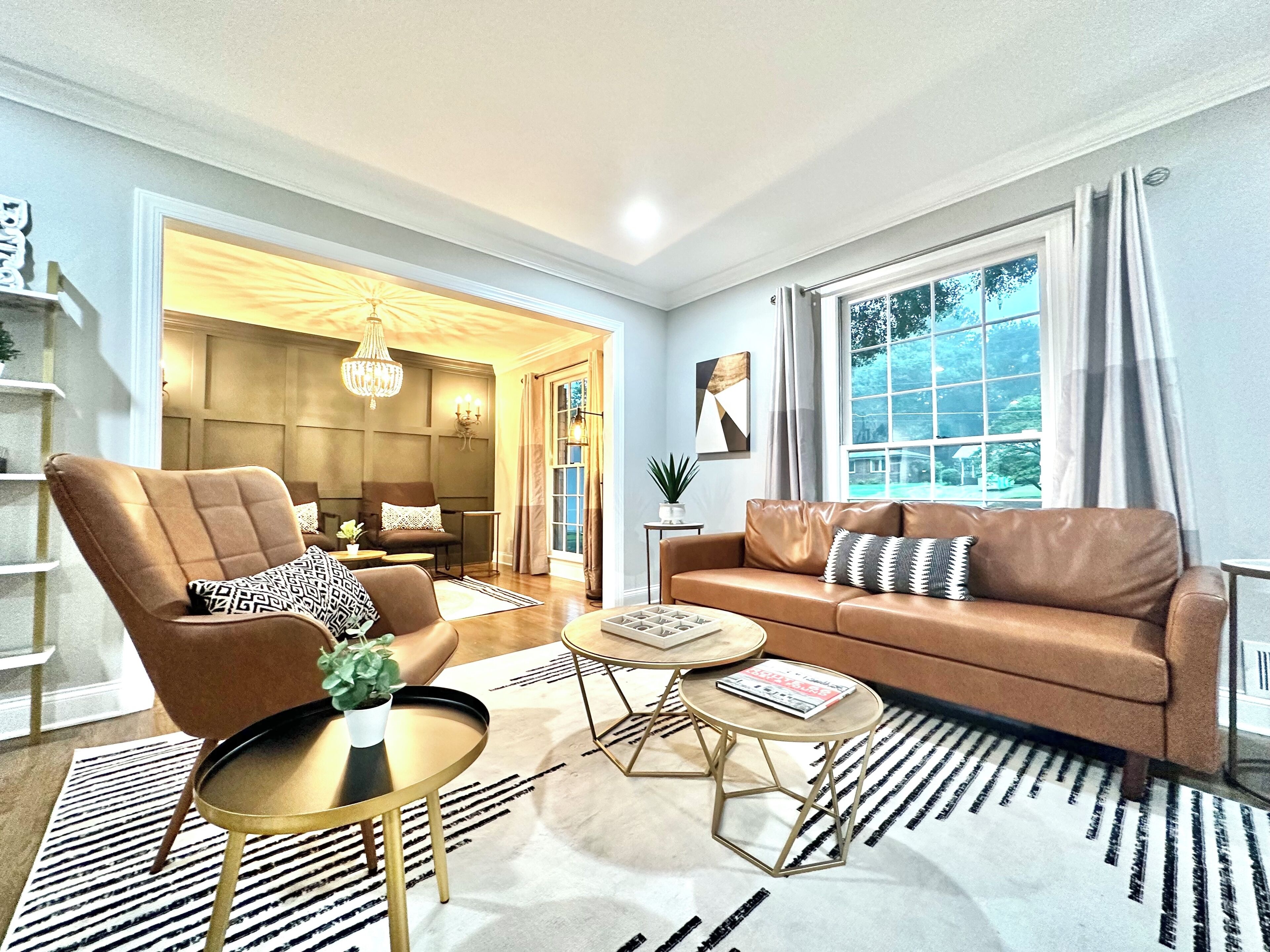 Downtown Renovated Luxury: Sleeps 10, Game Room, Fire Pit, Fenced Yard