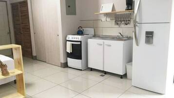 Kylskåp, mikrovågsugn, ugn och kaffe- och tebryggare