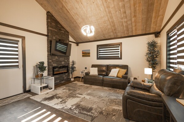 Smart TV, fireplace, stereo