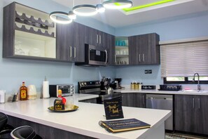 ثلاجة، ميكروويف، فرن، موقد طهي مسطح