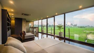 Tabla de planchar con plancha, cunas, wifi gratis y ropa de cama