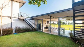 Vila Desain, 4 kamar tidur | Teras/patio