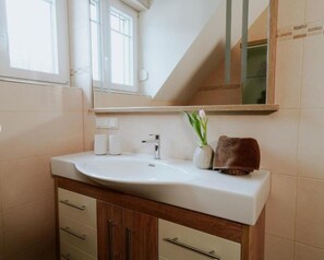 Shower, hair dryer, towels - Holiday Apartment "Mühlbauerhof Mit Balkon" with Mountain View, Balcony & Wi-Fi (Großklein)