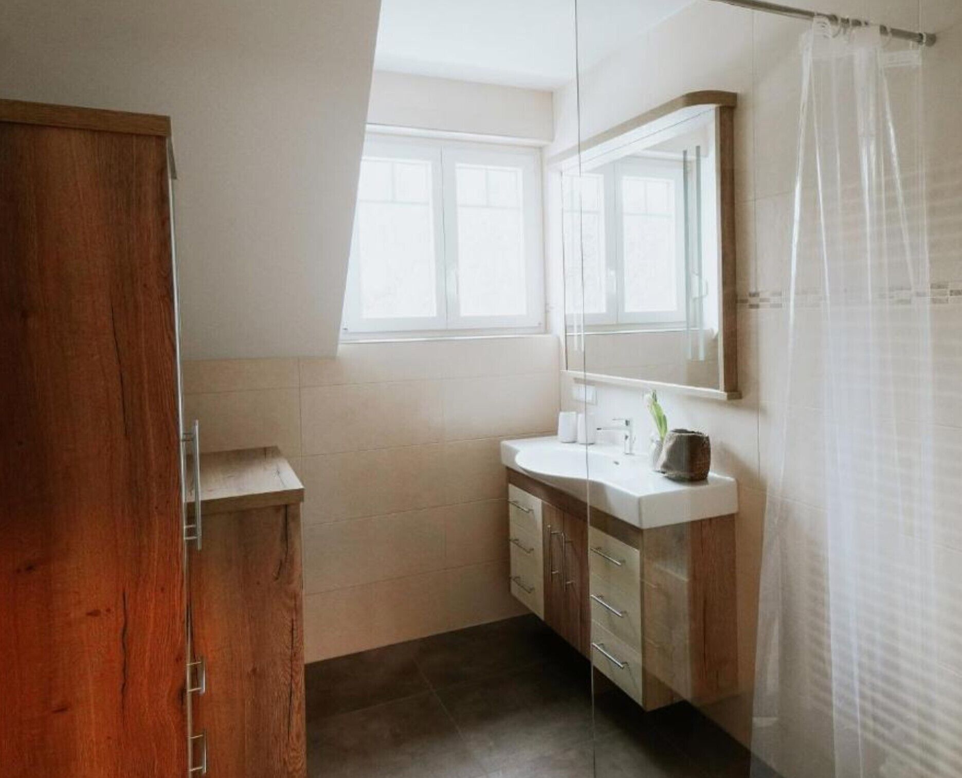 Douche, séchoir à cheveux, serviettes fournies