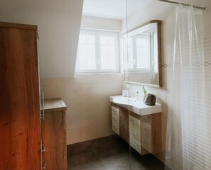 Shower, hair dryer, towels - Holiday Apartment "Mühlbauerhof Mit Balkon" with Mountain View, Balcony & Wi-Fi (Großklein)