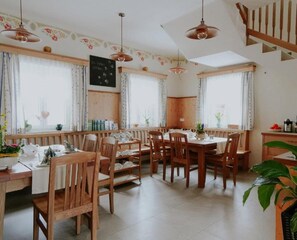 Dining - Holiday Apartment "Mühlbauerhof Erdgeschoss" with Mountain View, Private Terrace & Wi-Fi (Großklein)