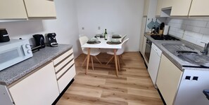 Fridge, microwave, oven, stovetop - MB Homes Accommodation with Single Room, Wi-Fi (Beuren-Balzholz)
