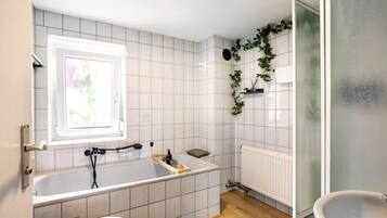 Badewanne, Haartrockner, Handtücher