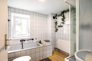 Badewanne, Haartrockner, Handtücher