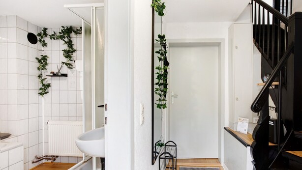 Une salle de bain moderne avec un lavabo blanc, une baignoire et un espace douche.