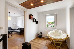 TV - MB Homes Accommodation with Single Room, Wi-Fi (Beuren-Balzholz)
