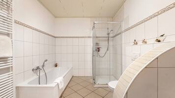 Een bad, een haardroger, handdoeken