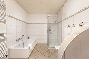 Kylpyamme, hiustenkuivaaja, pyyhkeet