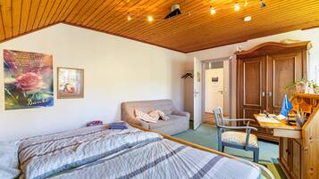 2 bedrooms, iron/ironing board, free WiFi, bed sheets