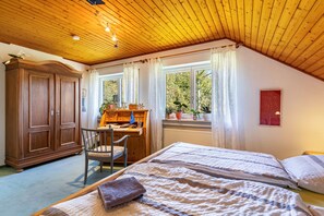 2 bedrooms, iron/ironing board, free WiFi, bed sheets