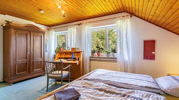 2 bedrooms, iron/ironing board, free WiFi, bed sheets