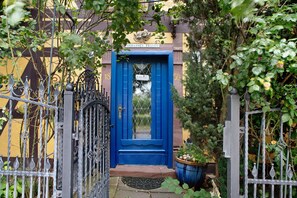 Exterior detail - Holiday Cottage "Ferienwohnung-Cottage Rhöner Kräuterwerk" with Private Terrace & Wi-Fi (Buttlar)