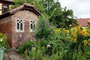 Property grounds - Holiday Cottage "Ferienwohnung-Cottage Rhöner Kräuterwerk" with Private Terrace & Wi-Fi (Buttlar)