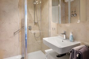 Baignoire, sĂšche-cheveux, serviettes fournies
