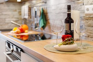 Een koelkast, een magnetron, een oven, een kookplaat