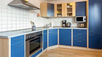 Een koelkast, een magnetron, een oven, een kookplaat