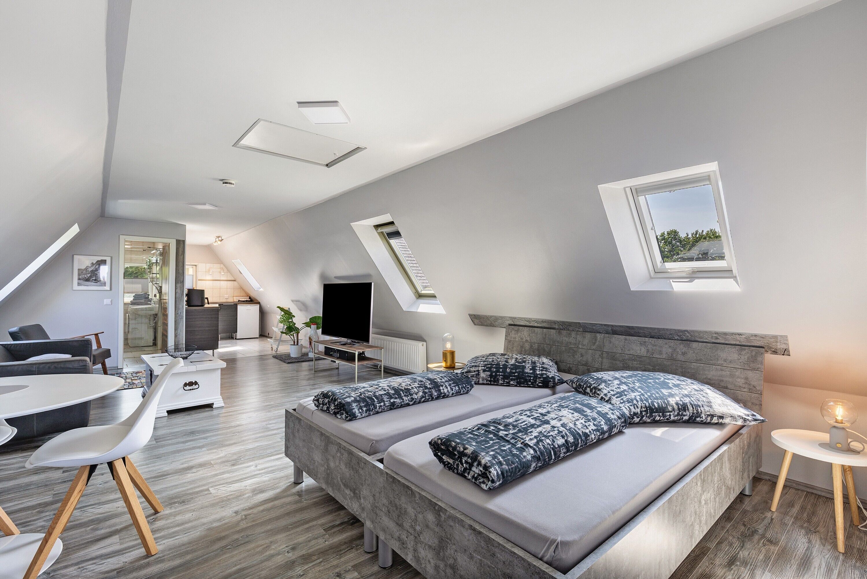 Fernseher, Tischtennisplatte, Stereoanlage