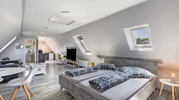 Fernseher, Tischtennisplatte, Stereoanlage