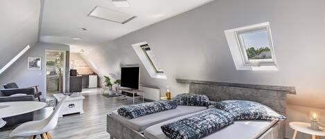 Fernseher, Tischtennisplatte, Stereoanlage