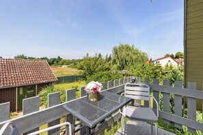Outdoor dining - Holiday Apartment 'Klein Amerika' with Balcony and Wi-Fi (Storkow)