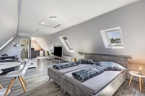 TV, table tennis, stereo - Holiday Apartment 'Klein Amerika' with Balcony and Wi-Fi (Storkow)