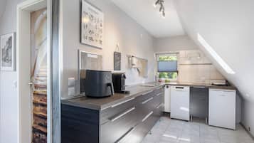 Jääkaappi, liesi, astianpesukone, kahvin-/teenkeitin