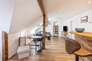 TV - Holiday Apartment 'Eichendorff Loft' with Mountain View and Wi-Fi (Nordhausen)