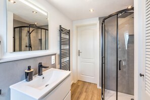 Douche, sèche-cheveux, serviettes fournies