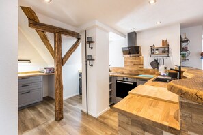 Fridge, microwave, oven, stovetop - Holiday Apartment 'Eichendorff Loft' with Mountain View and Wi-Fi (Nordhausen)