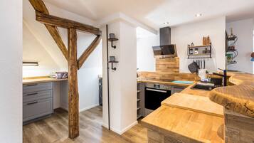 Een koelkast, een magnetron, een oven, een kookplaat