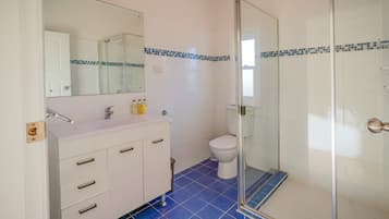 Casa clássico | Banheiro | Chuveiro, toalhas de banho