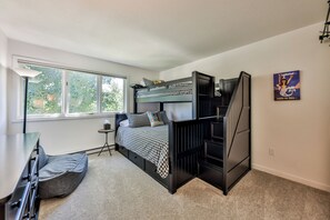 2 bedrooms, iron/ironing board, travel crib, WiFi - Family-Friendly Remodeled Condo in Downtown Fraser (Fraser)