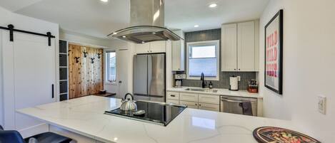 Réfrigérateur, micro-ondes, four, plaque de cuisson