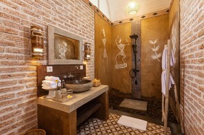 Romantische Villa | Badezimmer | Dusche, Regendusche, kostenlose Toilettenartikel, Haartrockner