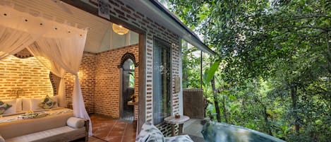 Una piscina al aire libre, una piscina climatizada