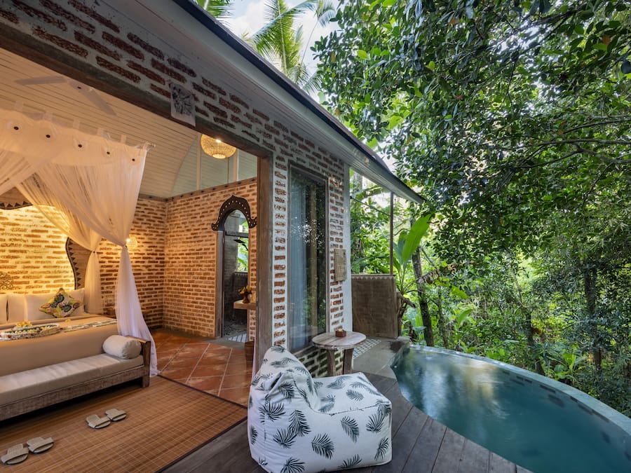 Alberca al aire libre y alberca climatizada