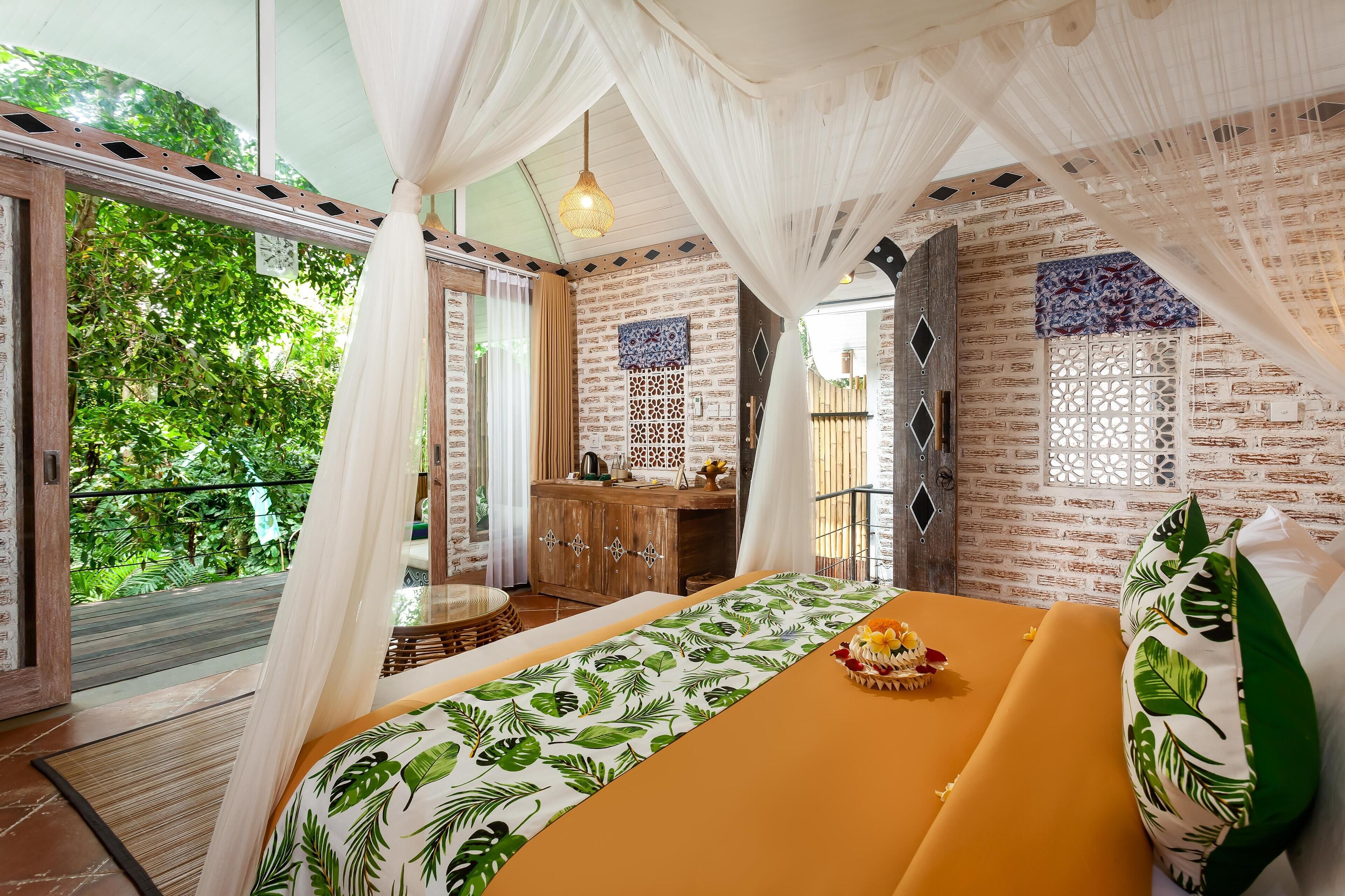 Minibar, free WiFi, bed sheets