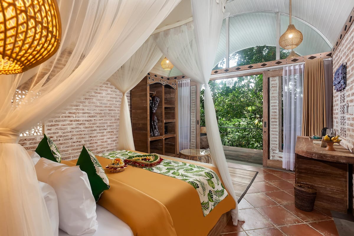 Suite with Garden View | Minibar, Wi-Fi gratis, dan seprai linen