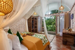 Suite with Garden View | Minibar, free WiFi, bed sheets