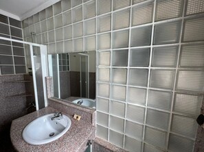 Tina de hidromasaje, bidet, toallas, jabón