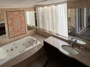 Tina de hidromasaje, bidet, toallas, jabón